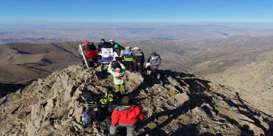 Karslı Dağcılar 3 Bin 22 Metrelik Mamakar Dağı’nın Zirvesine Türk Bayrağı Dikti