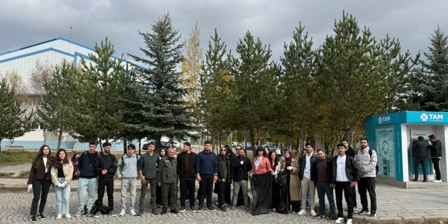 Kars'ta üniversite öğrencileri çöp toplandı
