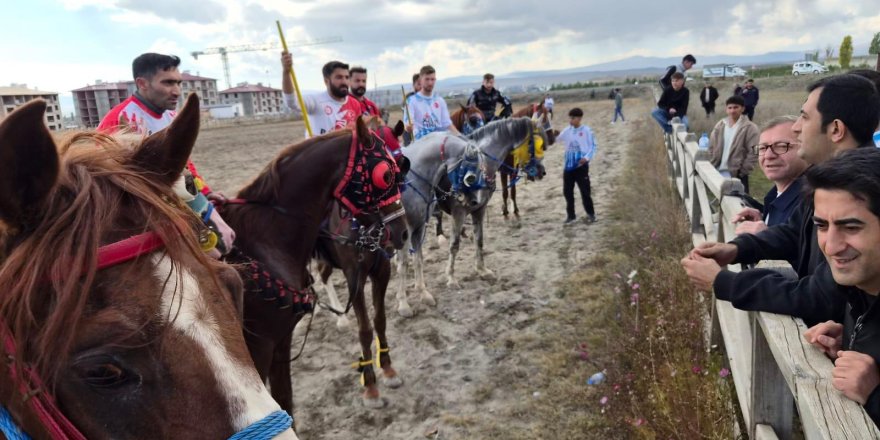 Kars’ta Ata Sporu Cirit Geleneği Yaşatılıyor