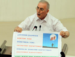Meclis Kürsüsünde Soyundu