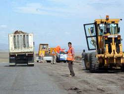 Kars-Ardahan karayoluna sıcak asfalt