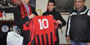 Kağızman yeni ayakkabılarıyla sahada