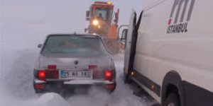 Mart tipisi Kars Göle yolunu kapattı