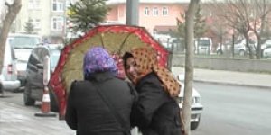 Karslılar güne şiddetli rüzgarla uyandı