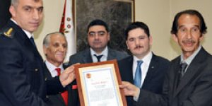 Gazetecilerden Çakmaka Teşekkür Plaketi