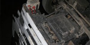 Kamyon İnşaat Çukuruna Devrildi