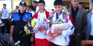 Demir yumruklara coşkulu karşılama