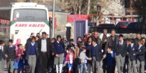 Öğrenciler servis için eylemde