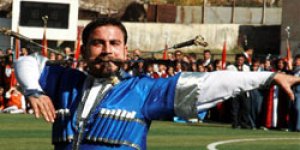 Hakkari’de Kars Folklörü Oynandı