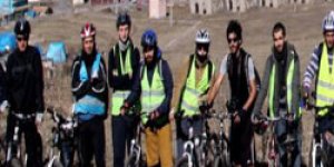 Bisikletçiler birlikte pedal çevirdiler