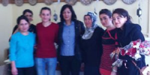 Aksoy’dan Kadınlara Kırmızı Karanfil
