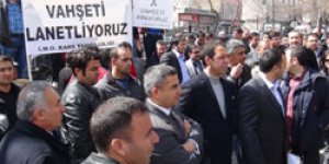 Mimarlar Mert için sokakta
