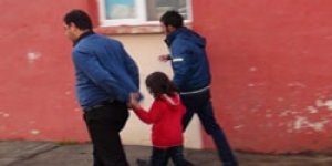 Kapüşonlu gitti maskeli geldi