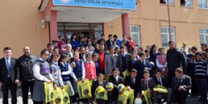 Öğrencilere spor malzemesi desteği