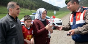 Jandarma Annelere karanfil dağıttı