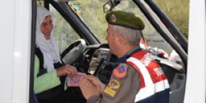 Jandarma bilgilendirmek için trafikte