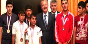 Başarılı sporculara altın ödülü