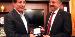 Davutoğlu’na “Başbakanım” dediler