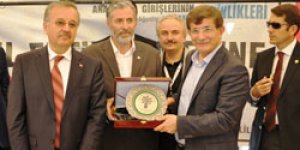 Davutoğlu’na “Harakani Fütüvvet” Plaketi