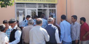 Köylüler Tarım Binasına Yürüdü