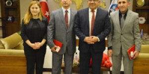 Başkandan Yılın Öğretmenlerine Plaket