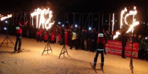 Meşaleli kayak gösterisi