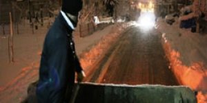Belediye işçilerinin buz mücadelesi