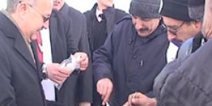 Vali İşçilere Baklava İkram Etti