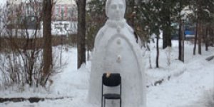 Kar olur da kardan heykel olmaz mı