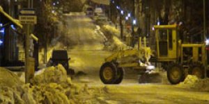 Kars Belediyesi kar ekibi gece mesaisinde