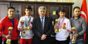 Polat’a boksörlerden ziyaret