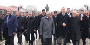 Babasının Kars’taki anıtına kırmızı gül