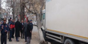 Kamyon Ağacı kökünden söktü