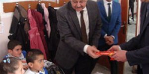 Vali Özdemir öğrencilerin bayramını kutladı