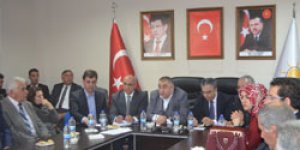 AK Parti adayları muhtarlarla buluştu