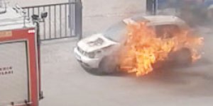 Seyir halindeki araç alev alev yandı