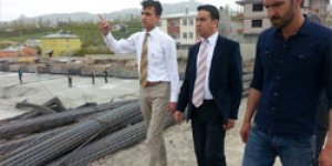 Üçgül kurum inşaatlarını inceliyor