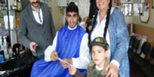 Milletvekili adayı annesini yalnız bırakmıyor