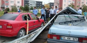 Rüzgar çatıları uçurdu