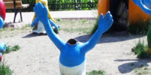 Heykelinin Kafasını Kopardılar