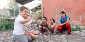 Bağlantı kabloları çocuk oyuncağı oldu