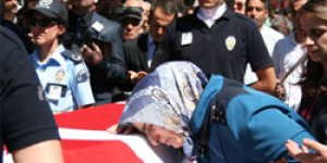 Kars Şehidine Ağladı