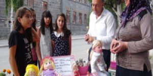 Şehit çocukları için oyuncaklarını satıyorlar