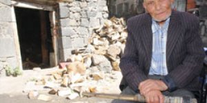 60 yıldır baltasıyla dolaşıyor