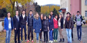 Duvarları resimlerle donattılar