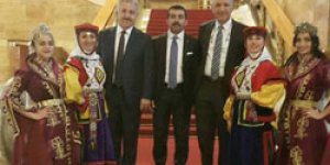 Vekillere Rozeti Çalkın Taktı