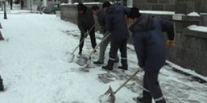 Belediyesi işçilerinin kar mesaisi