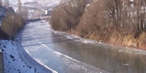 Kars Çayı kısmen dondu