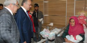 Yeni yıl bebeklerine protokol ziyareti