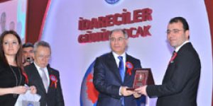 Dolu ödülünü Bakan Ala’nın elinden aldı